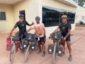 Attraversano l’Amazzonia in bicicletta per monitorare il suo stato di salute