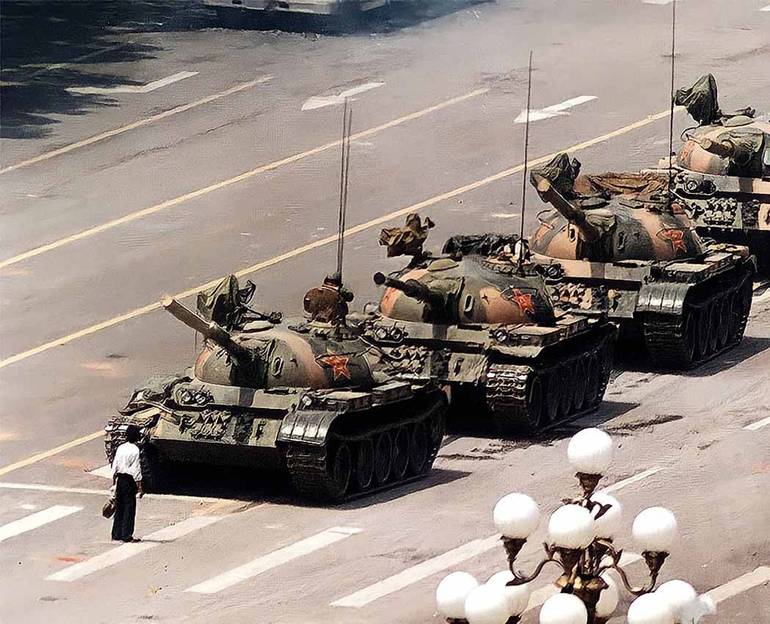 Storica immagine del giovane che fermò la colonna di carri armati in piazza Tienanmen