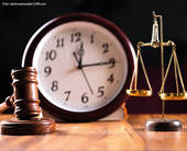 Immagine simbolica con il martello del giudice, un orologio e un bilancino ad indicare il tema dell'argomento vertente su giustizia e tempi certi