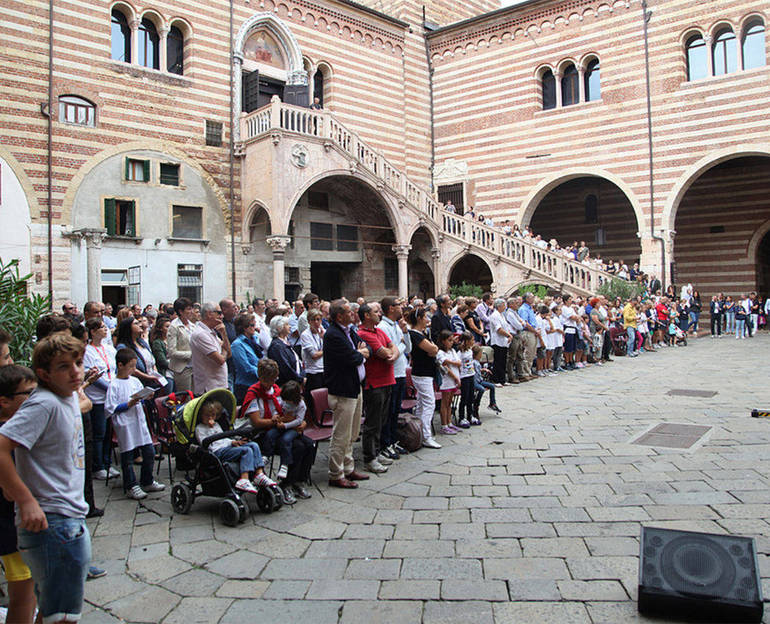 Tante persone partecipano ad una manifestazione in Piazza Dante a Verona