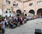 Tante persone partecipano ad una manifestazione in Piazza Dante a Verona