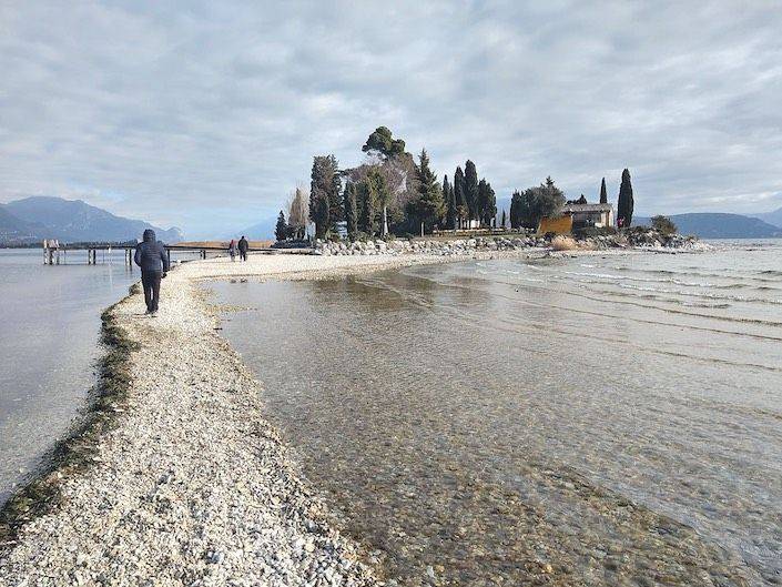 L'Isola dei Conigli sul Lago di Garda ora non è più un'isola ...