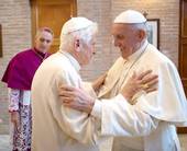 Storica immagine dell'abbraccio tra i due papi