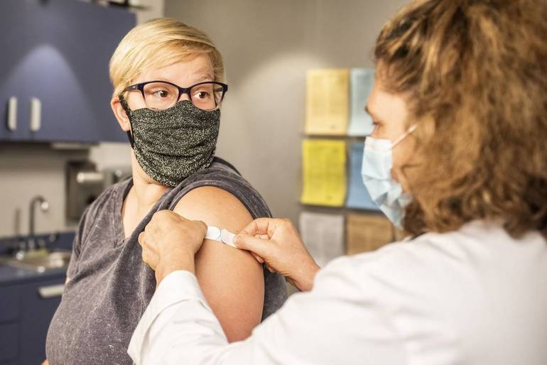 Altro malanno, altro vaccino: è tempo di antinfluenzale 