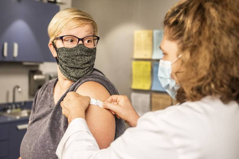 Altro malanno, altro vaccino: è tempo di antinfluenzale Altro malanno, altro vaccino: è tempo di antinfluenzale