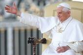 Papa Benedetto XVI nell'atto di salutare l'assemblea