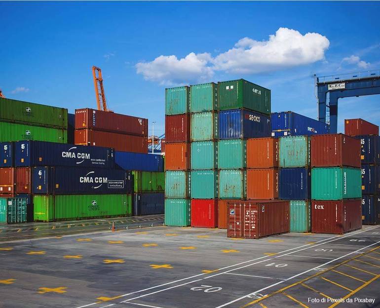 Porto con containers stoccati Porto con containers stoccati