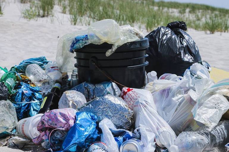 Chi si rimbocca le maniche contro un mondo plastificato Chi si rimbocca le maniche contro un mondo plastificato