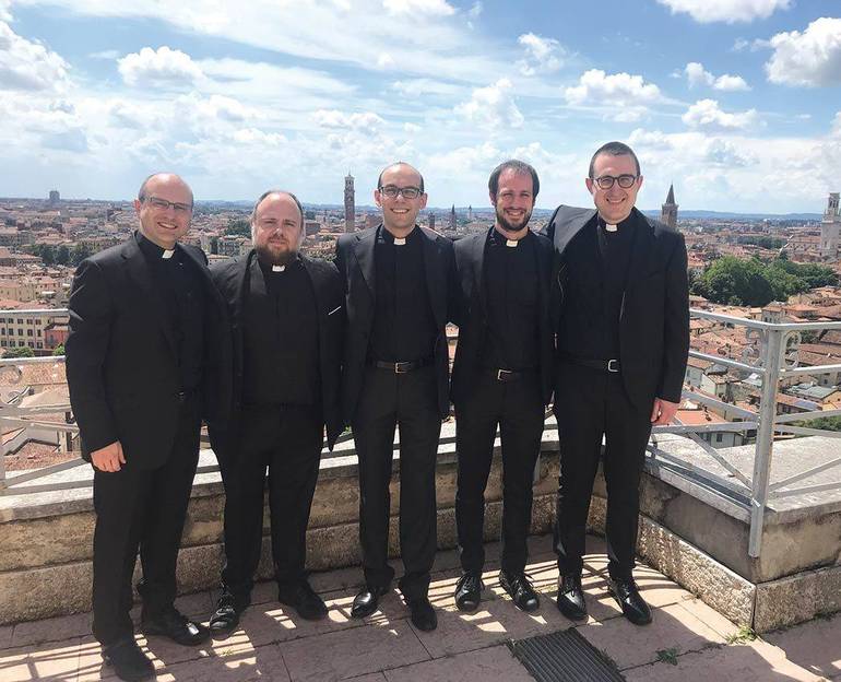 Foto di gruppo dei nuovi sacerdoti diocesani