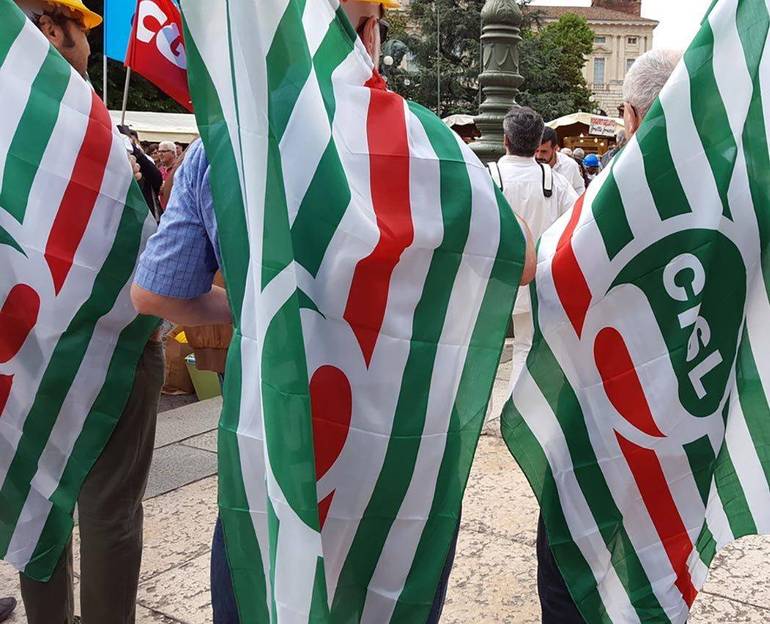 Bandiere della Cisl durante una manifestazione operaia