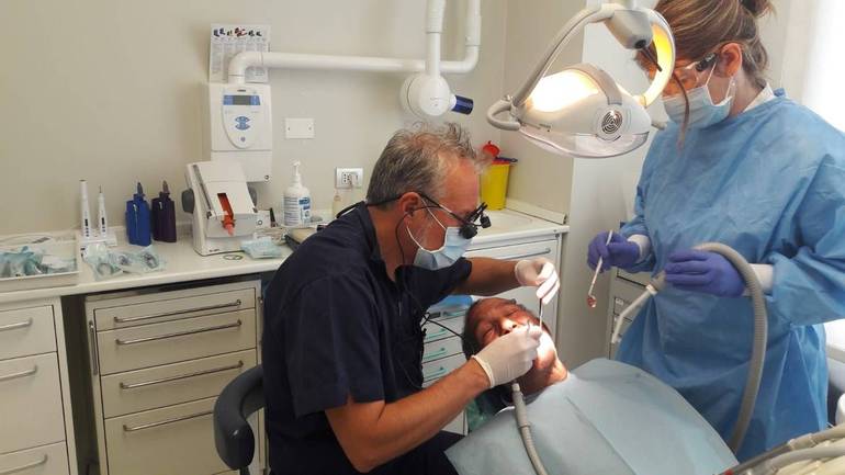 Dentisti veronesi volontari per i più poveri Dentisti veronesi volontari per i più poveri