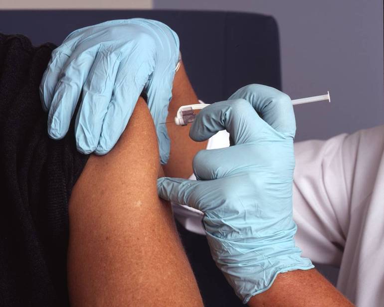 È corsa al vaccino per proteggersi  dall’influenza