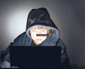 Ragazzo davanti ad un computer in un ambiente buio