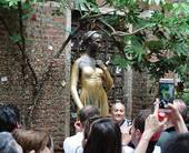 Immagine della statua di Giulietta di Giulietta di Verona attorniata dai turisti