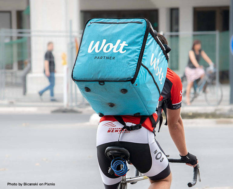 Ciclista che trasporta pacchi (photo by Bicanski on Pixnio)