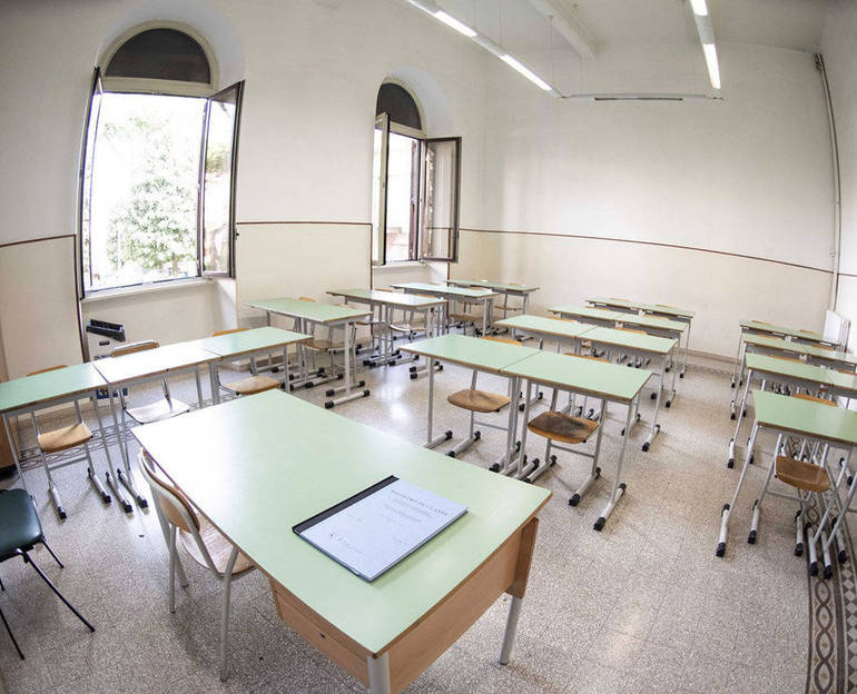 Immagine di aula scolastica vuota, con i banchi non distanziati. (Foto Siciliani-Gennari/Sir)