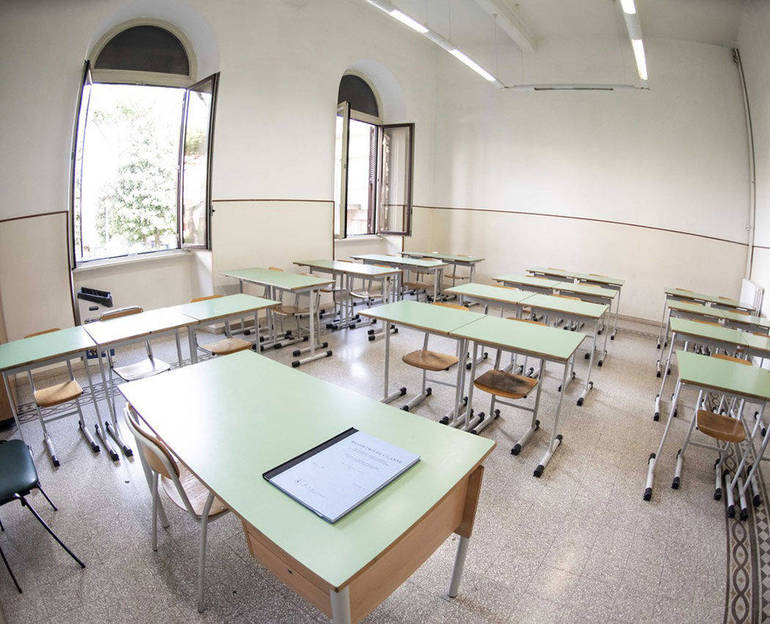 Immagine di aula scolastica vuota, con i banchi non distanziati. (Foto Siciliani-Gennari/Sir) Immagine di aula scolastica vuota, con i banchi non distanziati. (Foto Siciliani-Gennari/Sir)