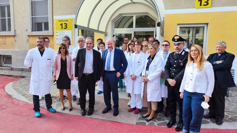 Il vescovo Domenico benedice gli anziani in ospedale