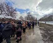 Popolazione in fila per ricevere gli aiuti umanitari a Kharkiv