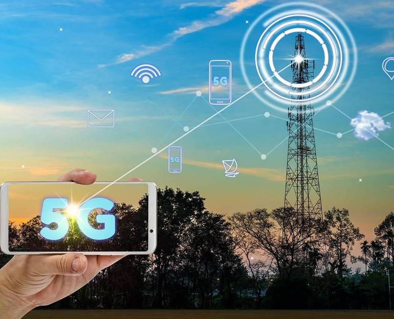 Antenna della telefonia mobile con simboli dei vari servizi offerti Antenna della telefonia mobile con simboli dei vari servizi offerti