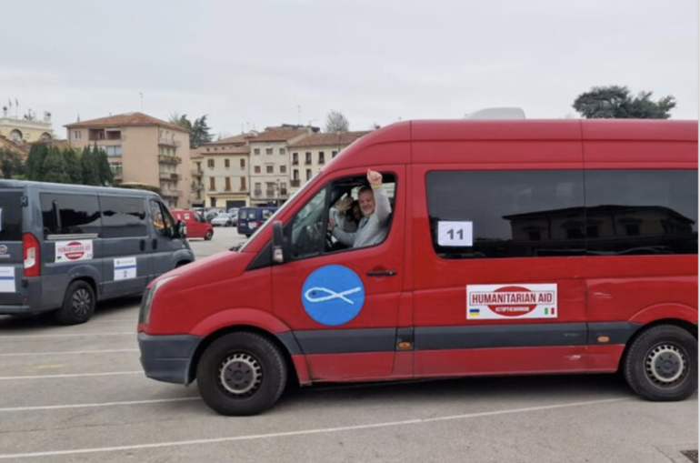 La San Vincenzo manda in Ucraina sei furgoni pieni di solidarietà La San Vincenzo manda in Ucraina sei furgoni pieni di solidarietà