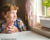 Persona anziana affacciata alla finestra con sguardo preoccupato (Foto Dimaberkut@123RF.com)