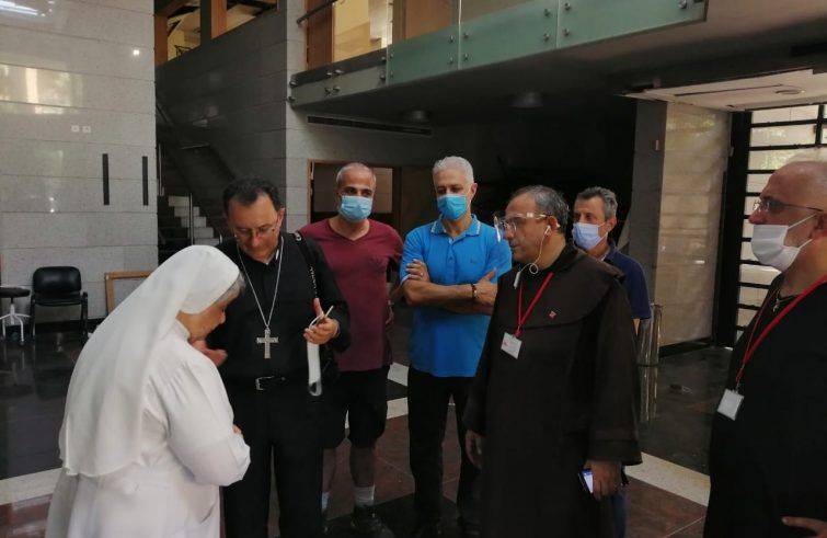 Mons. Joseph Spiteri ha fatto visita ai luoghi dell’esplosione del 4 agosto fermandosi a parlare con i volontari della Caritas Libano Mons. Joseph Spiteri ha fatto visita ai luoghi dell’esplosione del 4 agosto fermandosi a parlare con i volontari della Caritas Libano