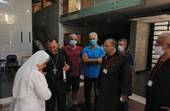 Mons. Joseph Spiteri ha fatto visita ai luoghi dell’esplosione del 4 agosto fermandosi a parlare con i volontari della Caritas Libano