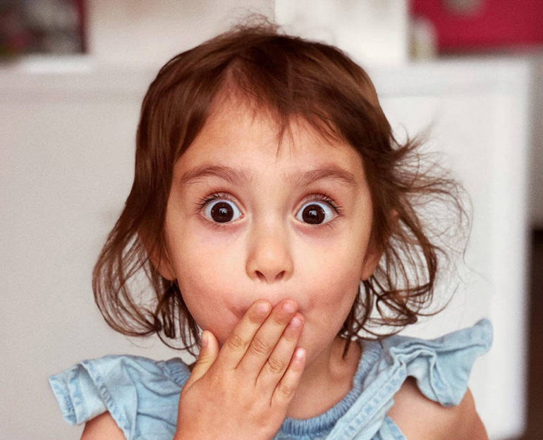 Espressione di stupore sul viso di una bambina Espressione di stupore sul viso di una bambina