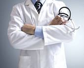 Immagine di un medico in camice bianco con le braccia conserte, ma non si vede la faccia