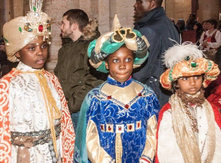 immagine dei tre Re Magi impersonati da bambini figli di immigrati