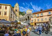 La piazza di Amalfi riempita di turisti