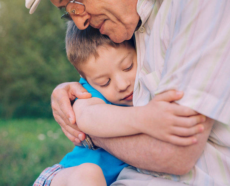 Un nonno abbraccia teneramente un nipotino