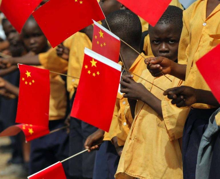 bambini africani sventolano bandierine della Cina