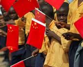 bambini africani sventolano bandierine della Cina