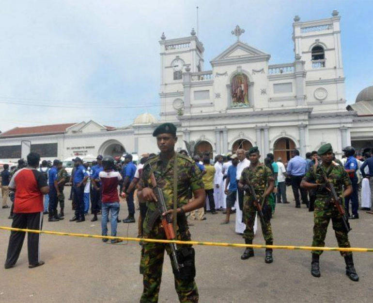 Immagini della piazza sotto controllo dell'esercito davanti alla chiesa di Sant'Antonio a Colombo Immagini della piazza sotto controllo dell'esercito davanti alla chiesa di Sant'Antonio a Colombo