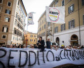 Corteo di manifestanti con striscione inneggiante al Reddito di cittadinanza e bandire del Movimento 5 stelle