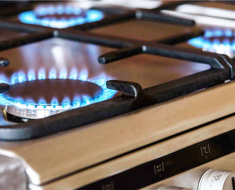 Fornello da cucina con il gas acceso Fornello da cucina con il gas acceso