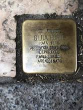 Quelle piccole pietre su cui inciampa chi dimentica cos’è l’antisemitismo 