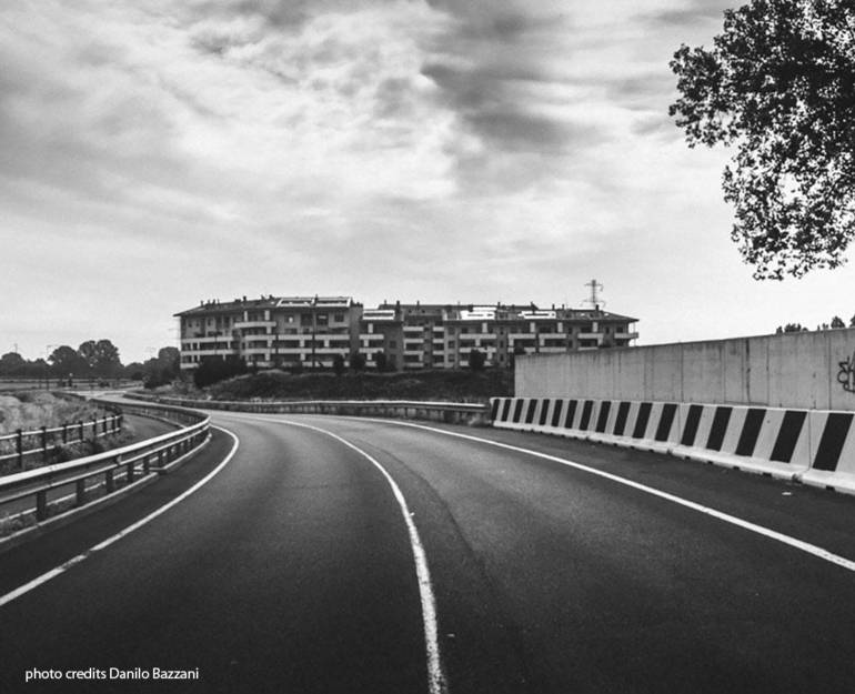 Strada con lavori in corso alla periferia di una città Strada con lavori in corso alla periferia di una città