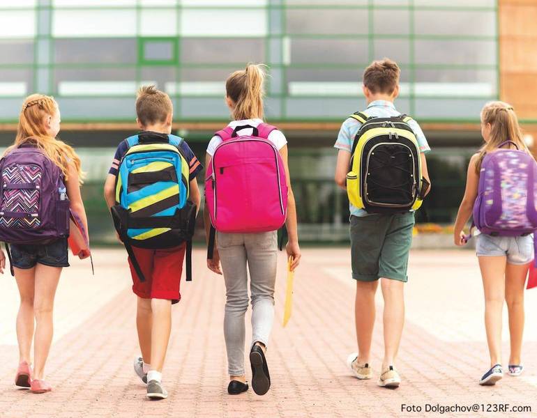 Cinque ragazzini con lo zainetto in spalla si avvicinano all'edificio scolastico Cinque ragazzini con lo zainetto in spalla si avvicinano all'edificio scolastico