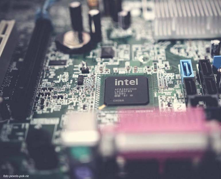 Un microprocessore Intel (foto pexels-pok-rie)