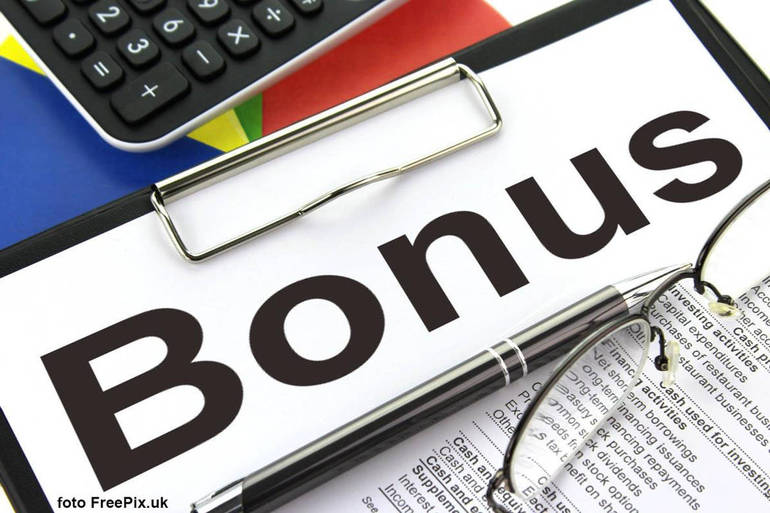 Su una lavagnetta posta su scrivania compare la scritta "Bonus" Su una lavagnetta posta su scrivania compare la scritta "Bonus"