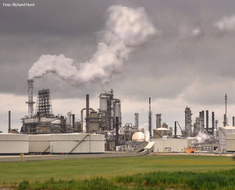 Immagine di complesso industriale fortemente impattante sull'aria con minacciose colonne di fumo che escono dalle ciminiere 