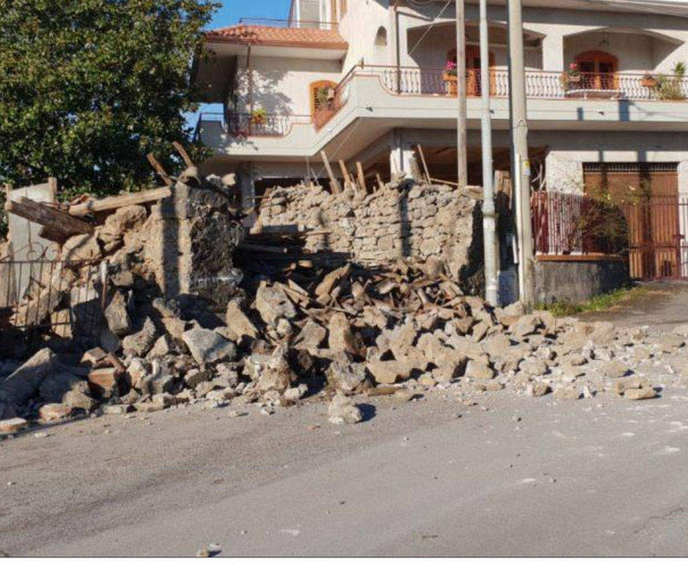 Imagine di un mucchio di pietre: ciò che resta di una casa Imagine di un mucchio di pietre: ciò che resta di una casa