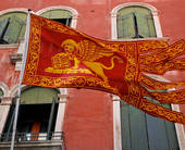 Foto di bandiera del Veneto che sventola sullo sfondo di un palazzo veneziano