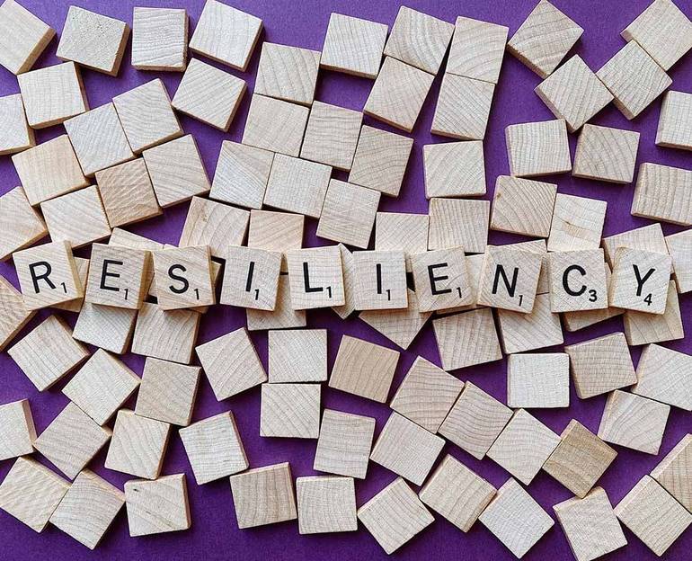 la parola "Resiliency" formata con le tessere del gioco Scarabeo