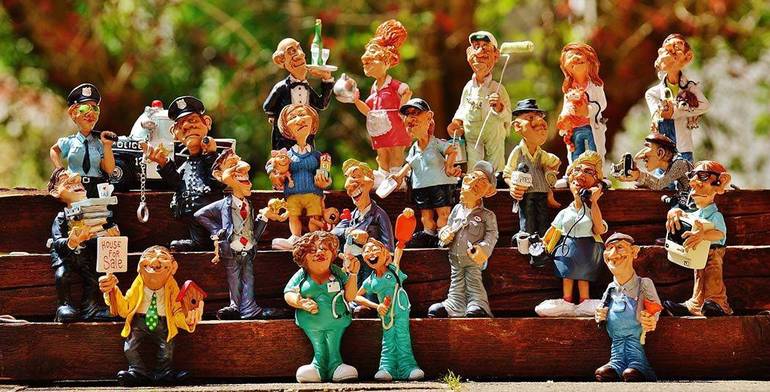 Schiera di statuine che rappresentano diverse professioni Schiera di statuine che rappresentano diverse professioni