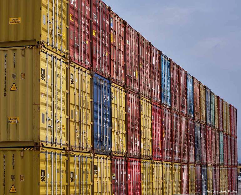 Porto con stoccaggio di centinaia di container (Foto di mrcolo da Pixabay)