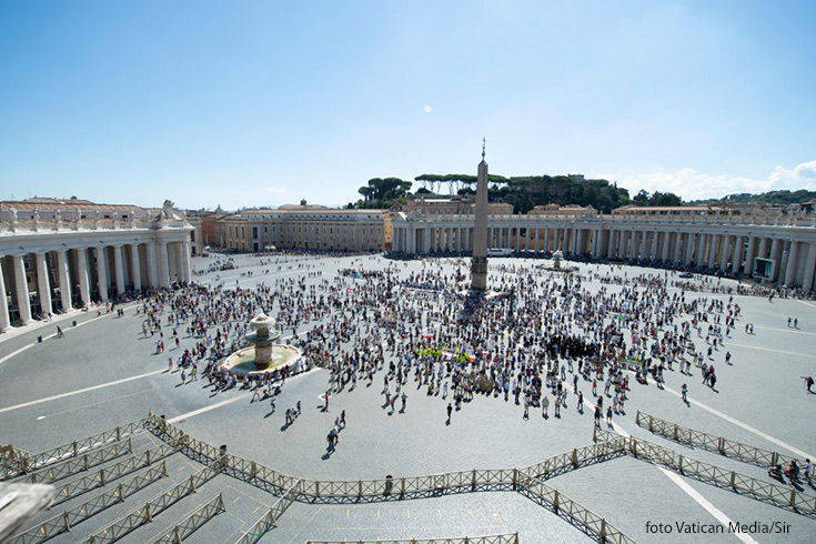 Piazza San Pietro a Roma quasi deserta durante l'angelus del Papa Piazza San Pietro a Roma quasi deserta durante l'angelus del Papa